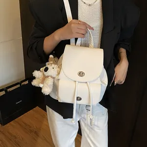 Mini zaino bianco motivo litchi con doppia patta e ciondolo portachiavi orsetto di peluche