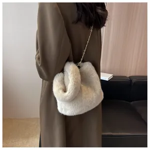 Détail d'un sac bandoulière en fausse fourrure beige avec chaîne dorée élégante