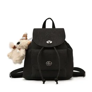 Vintage Segeltuch Rucksack in Schwarz mit silbernen Drehverschlüssen und Bärenanhänger