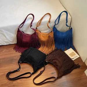 Sac à bandoulière hobo en daim bohème avec de longues franges en diverses couleurs