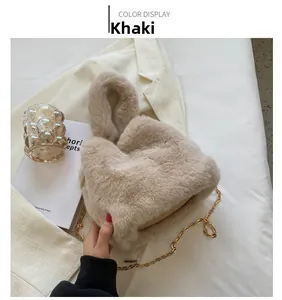 Détail de la texture d'un sac cabas en fausse fourrure kaki avec bandoulière dorée