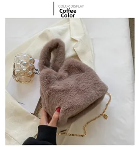 Détail de la texture d'un sac à main en fausse fourrure café avec chaîne dorée chic