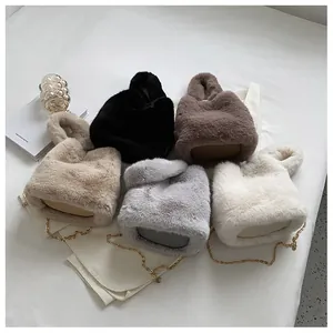 Vue à plat de sacs seaux en fausse fourrure colorée avec chaînes dorées élégantes