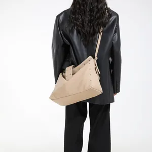 Minimalistische beige grote tote bag met zilveren studs en verstelbare schouderriem