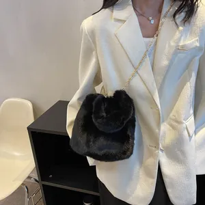 Sac seau chic en fausse fourrure noire avec bandoulière chaîne dorée pour l'hiver