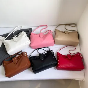 Minimalistische grote draagtas met klinknagels en kruisgesp in zes diverse kleuren