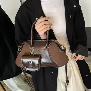 Borsa a mano vintage marrone in ecopelle con cuciture a contrasto e mini charm