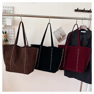 Trois sacs cabas en daim avec clous rivetés en marron, noir et bordeaux