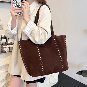 Sac fourre-tout en daim marron avec rivets argentés et grande capacité pour le quotidien