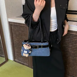 Vintage Jeans-Umhängetasche in Blau mit schwarzem Lederriemen und süßem Bärenanhänger