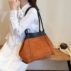 Bolso tote retro grande de ante marrón con detalles en cuero negro para uso casual
