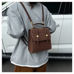 Detail des dunkelbraunen Rucksacks mit Leopardenmuster, Goldschnallen und Matt-Finish
