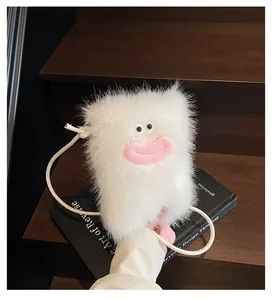Détail du sac bandoulière en fausse fourrure blanche avec visage de monstre et lèvres roses