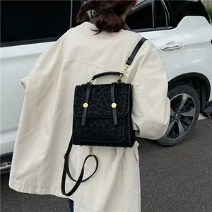 Vintage Rucksack mit Leopardenmuster, Golddetails und vielseitigen Gurten für Damen