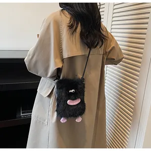 Vue arrière d'un mannequin portant le drôle de sac bandoulière en peluche noire aux lèvres roses