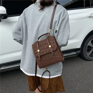 Vintage Rucksack mit Leopardenmuster, Goldbeschlägen und Tragegriff für Damen im Herbststil