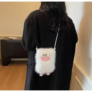 Détail du sac monstre en peluche blanche avec lèvres en silicone rose et fausse fourrure