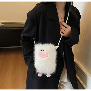 Détail du sac bandoulière en peluche blanche avec visage de dessin animé et pieds roses