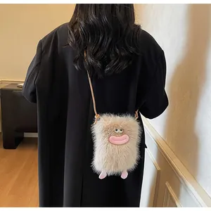 Sac bandoulière monstre en peluche avec lèvres roses porté pour montrer la taille