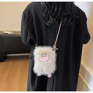 Détail d'un sac à bandoulière monstre en peluche avec lèvres roses porté au dos