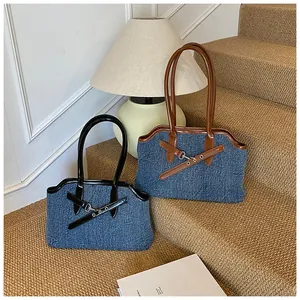 Detailansicht der Denim-Einkaufstaschen mit Wellenkante und Kunstledergriffen