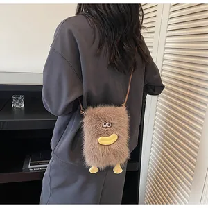 Vue détaillée du sac en peluche marron avec un visage de monstre drôle et de petits pieds