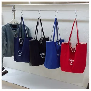 Dettagli di quattro borse tote in tela colorate con fodera a righe e stampa beyou merci