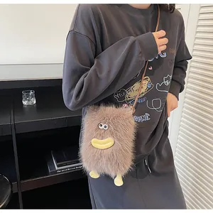 Détail du sac bandoulière monstre en peluche avec lèvres rigolotes et texture en fourrure