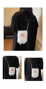 Détail d'un sac bandoulière en peluche blanche avec visage de dessin animé et lèvres 3D