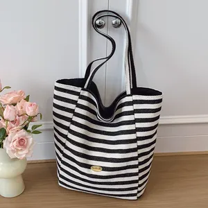Borsa tote in tela a righe bianche e nere minimalista con targhetta metallica dorata