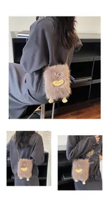 Détail du sac bandoulière monstre en peluche avec yeux de dessin animé et lèvres orange
