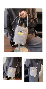 Détail du sac en peluche gris doux avec lèvres de monstre et texture moelleuse et soyeuse
