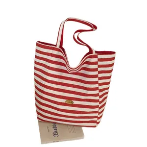 Borsa tote minimalista in tela a righe rosse e bianche con placca in metallo fatta a mano