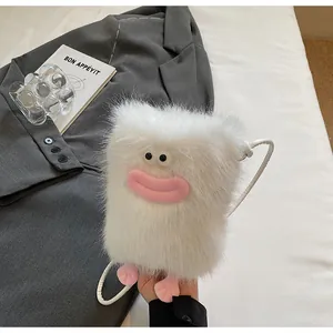 Détail du sac à bandoulière en fausse fourrure blanche avec grands yeux et lèvres