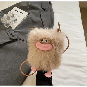 Détail du sac à bandoulière en peluche marron clair avec visage de dessin animé
