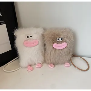 Détail de sacs peluche monstres en blanc et kaki avec un design amusant de bouche en saucisse