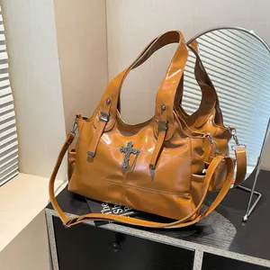 Borsa Tote da Donna di Grande Capacità in Pelle PU Lucida Pendente a Croce Gotica Borsa a Tracolla Retro Y2K Per Pendolarismo