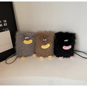 Trois sacs à bandoulière en peluche cartoon avec lèvres rigolotes et texture douce