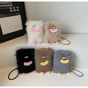 Vue détaillée de sacs à bandoulière en peluche monstre avec yeux et lèvres rigolos