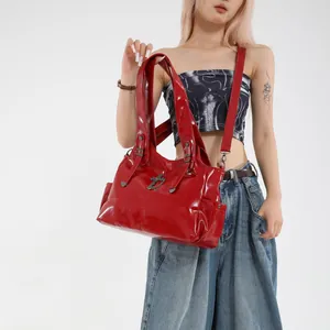 Borsa tote in pelle verniciata rossa lucida con croce in metallo e catena donna