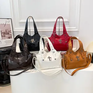 Grandi borse tote in morbida pelle in cinque colori con ciondolo a croce e tracolla