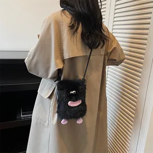 Sac bandoulière monstre en peluche noire avec de grands yeux et des lèvres roses