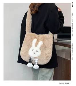 Dettaglio borsa tote in peluche con motivo a coniglio e gambe a strisce pendenti