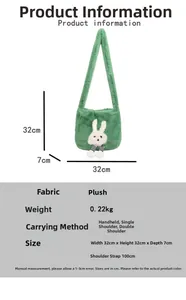 Dettaglio della borsa a tracolla in peluche verde con dimensioni e decorazione a coniglio