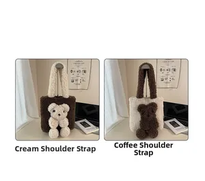 Detail der Teddy-Taschen aus Kunstpelz in Beige und Kaffeebraun mit Bären-Motiv