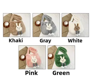 Dettaglio delle borse tote in peluche nei colori kaki, grigio, bianco, rosa e verde