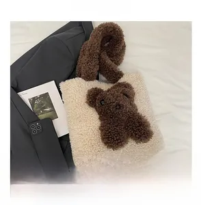 Detailansicht der flauschigen Lammfell-Tasche mit 3D-Plüschbär und braunen Trägern