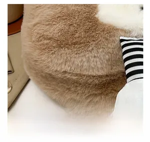 Dettaglio delle cuciture precise su tessuto in peluche di alta qualità per borse