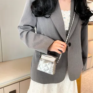 Details der silbernen Stepptasche mit Bügelverschluss und Metallkette im Metallic-Look