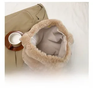 Vista dettagliata della borsa tote in peluche con chiusura magnetica e fodera capiente
